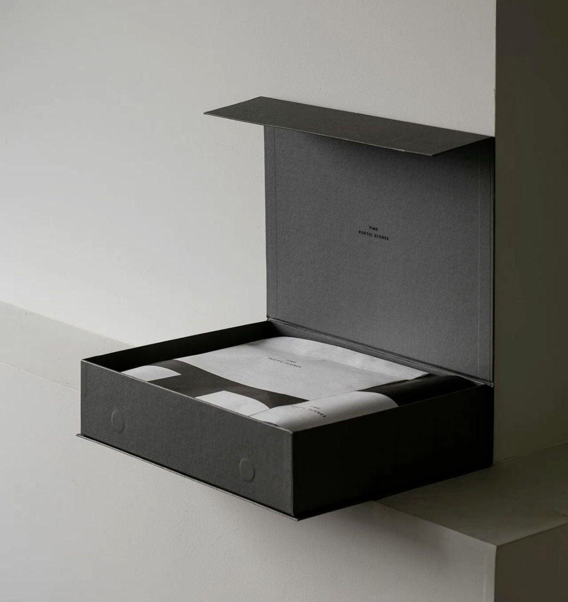 Custom rigid boxes magnetic closure